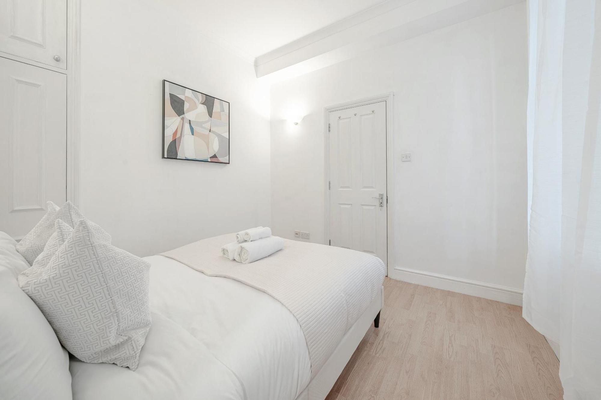 Charming Oxford Street Away Apartment London